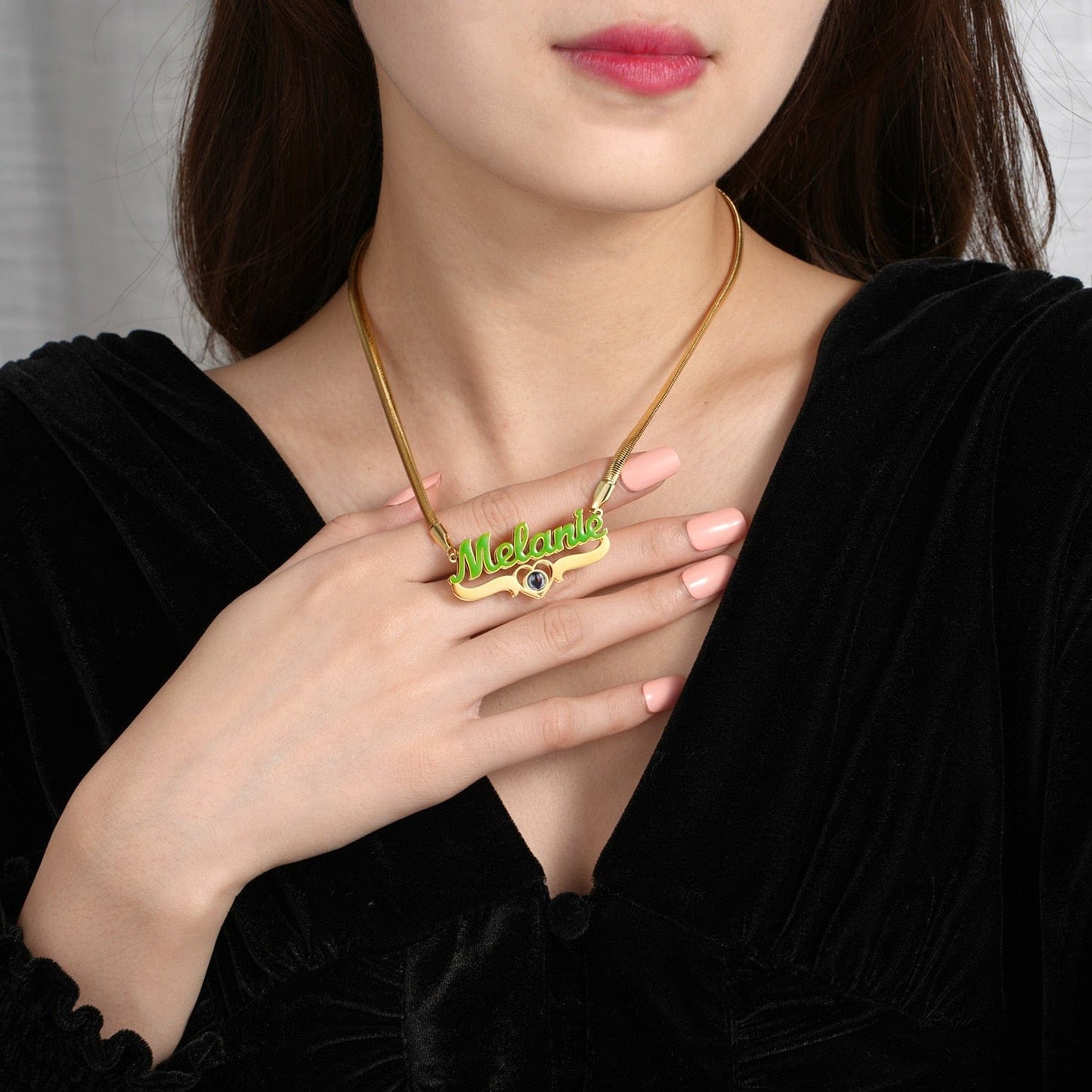 Collar con placa de nombre de proyección de foto dorada y esmalte de color personalizado