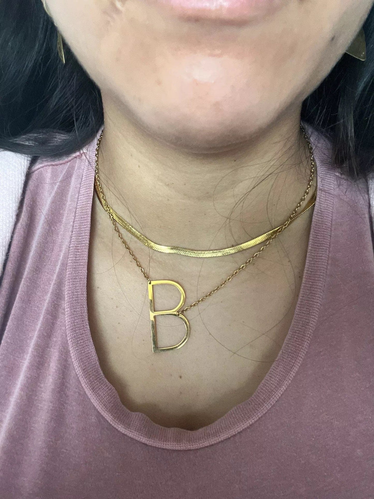 Collares con inicial de letra grande de lado