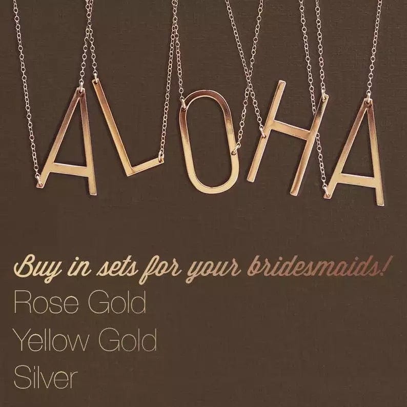 Collares con inicial de letra grande de lado