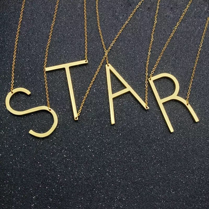 Collares con inicial de letra grande de lado