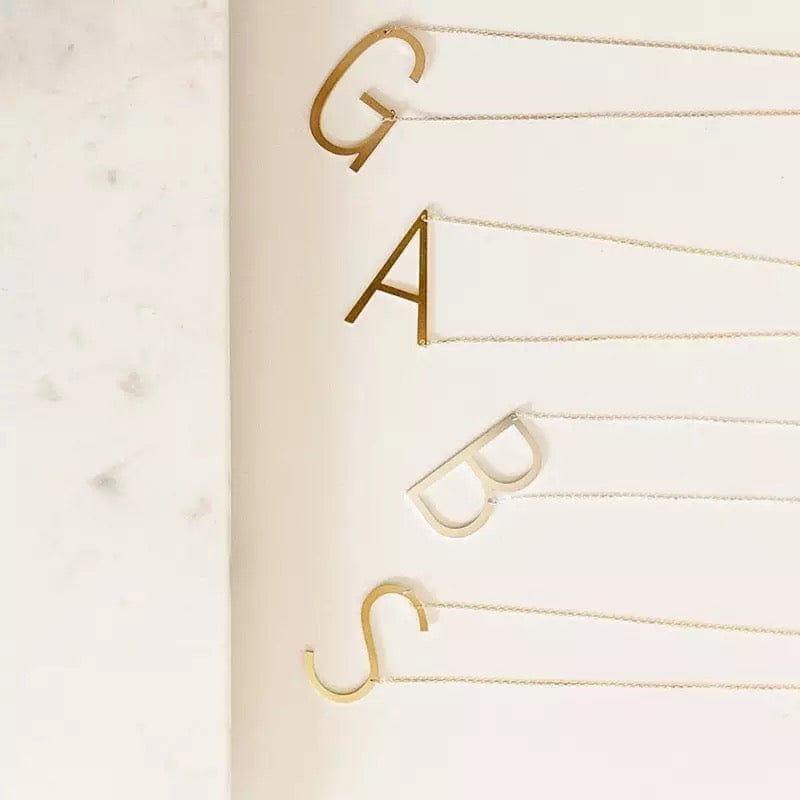 Collares con inicial de letra grande de lado