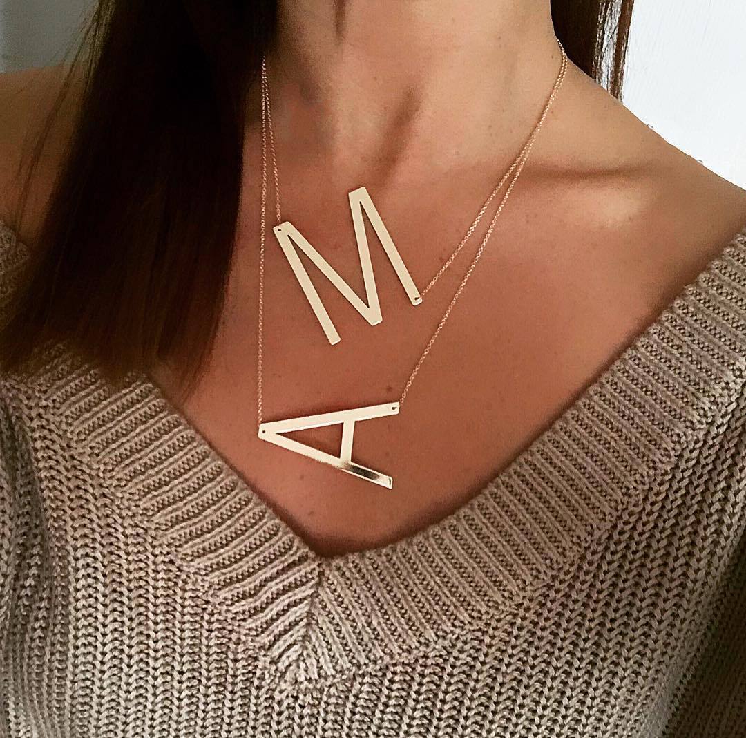 Collares con inicial de letra grande de lado