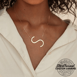 Collares con inicial de letra grande de lado
