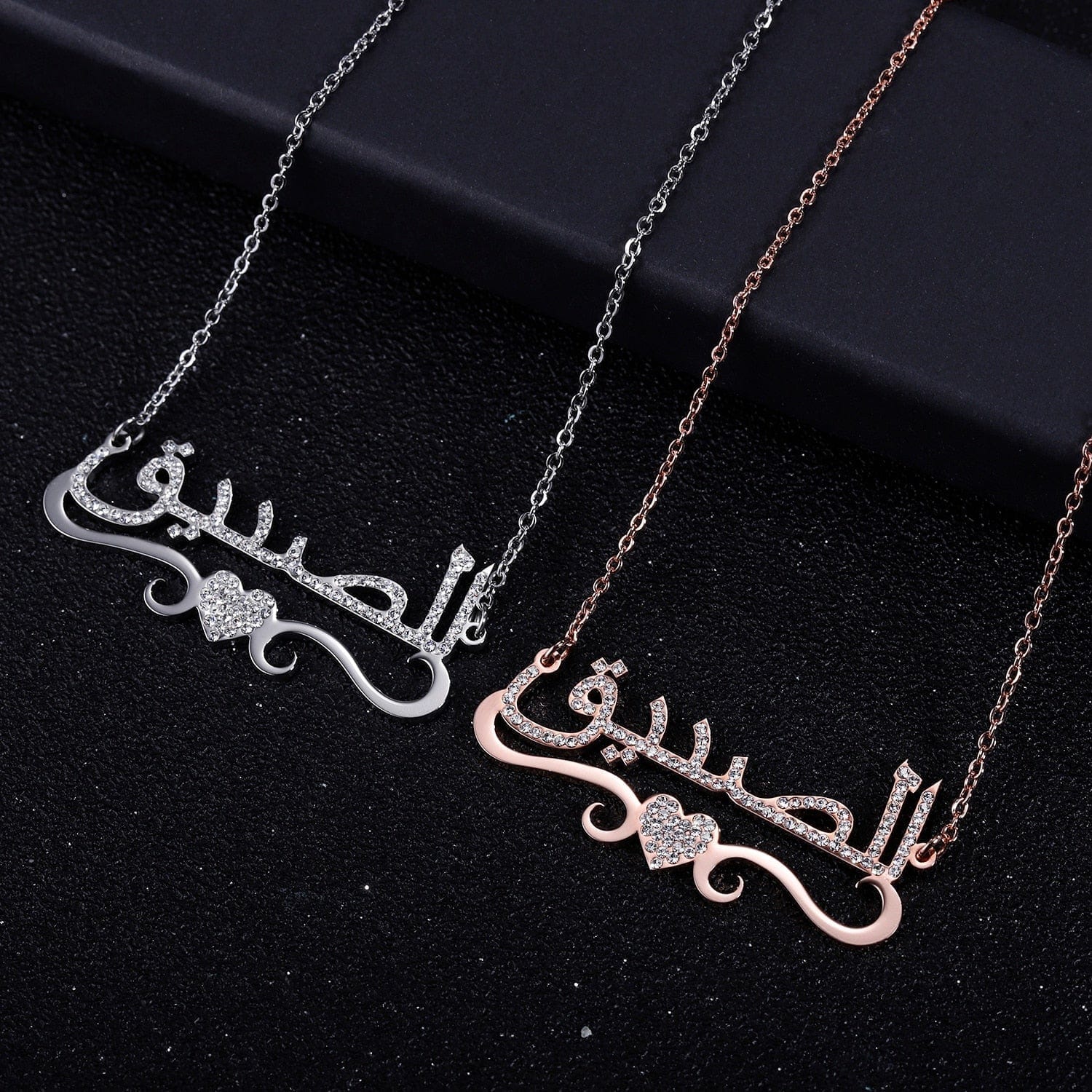 Collar de escritura árabe personalizado con acento de corazón